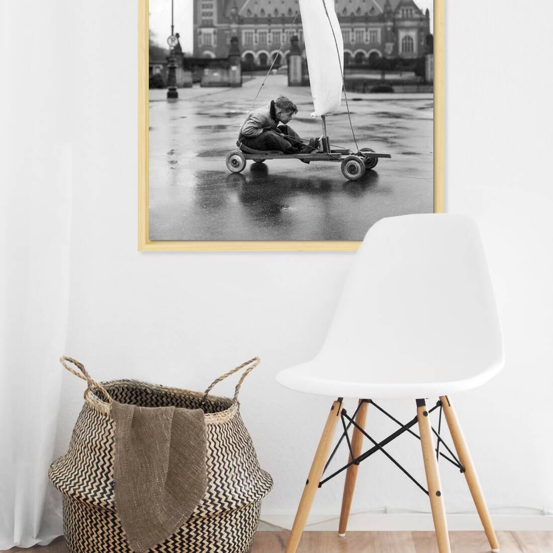 Zwart-witfoto uit 1951 van een jongen die zich vermaakt in de Haagse Nieuwstraat in Den Haag. – canvas naturel baklijst in keuken