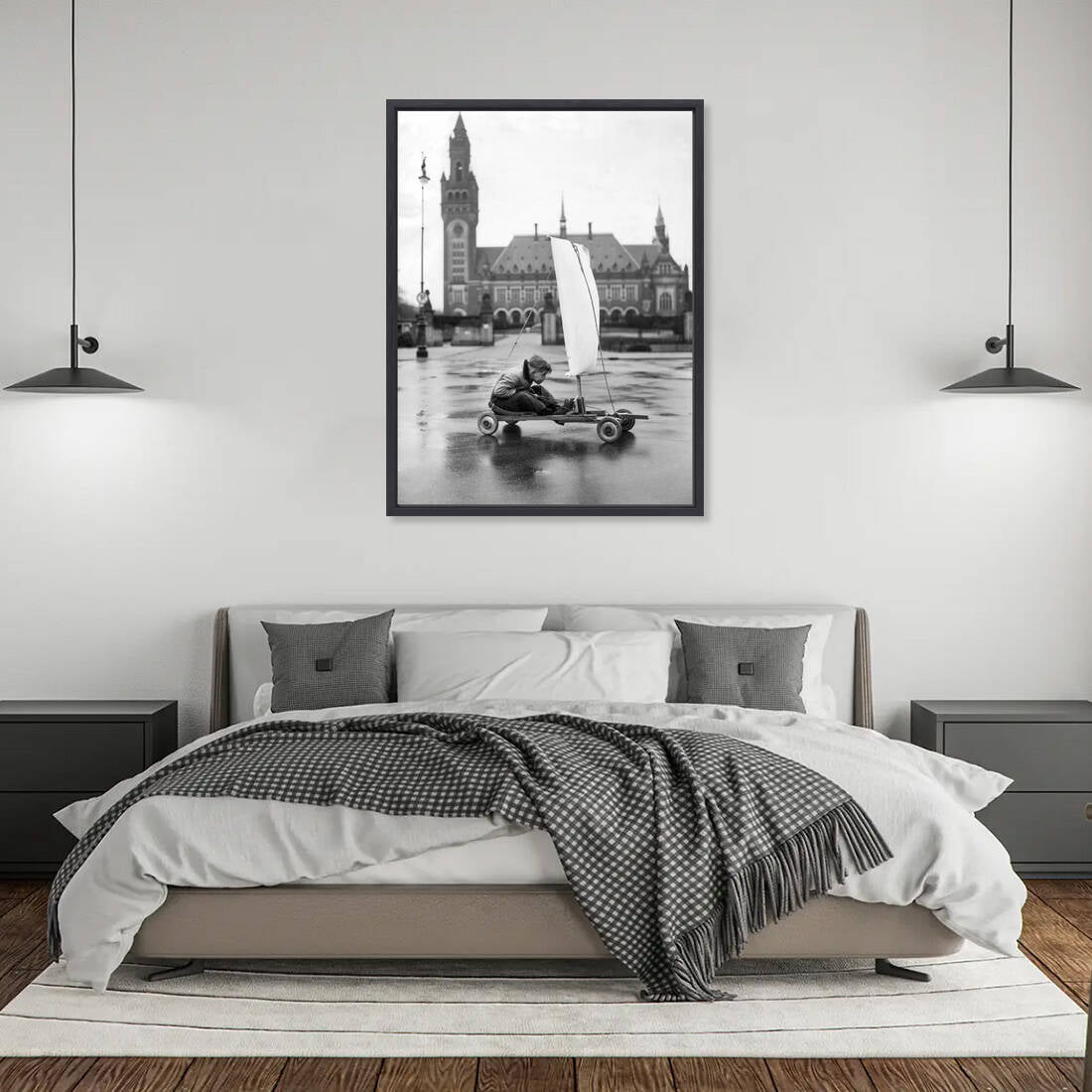 Zwart-witfoto uit 1951 van een jongen die zich vermaakt in de Haagse Nieuwstraat in Den Haag. – canvas zwarte baklijst in slaapkamer