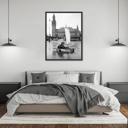 Zwart-witfoto uit 1951 van een jongen die zich vermaakt in de Haagse Nieuwstraat in Den Haag. – canvas zwarte baklijst in slaapkamer