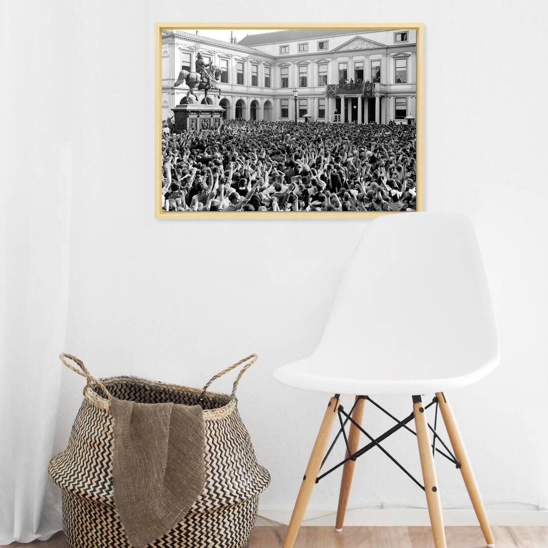 Zwart-witfoto uit 1938 van koningin Wilhelmina, prinses Juliana en prins Bernhard in Den Haag. – canvas naturel baklijst in keuken