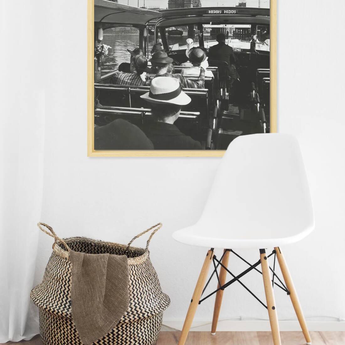Zwart-witfoto uit omstreeks 1939 van een rondvaartboot door de Amsterdamse grachten. – canvas naturel baklijst in keuken