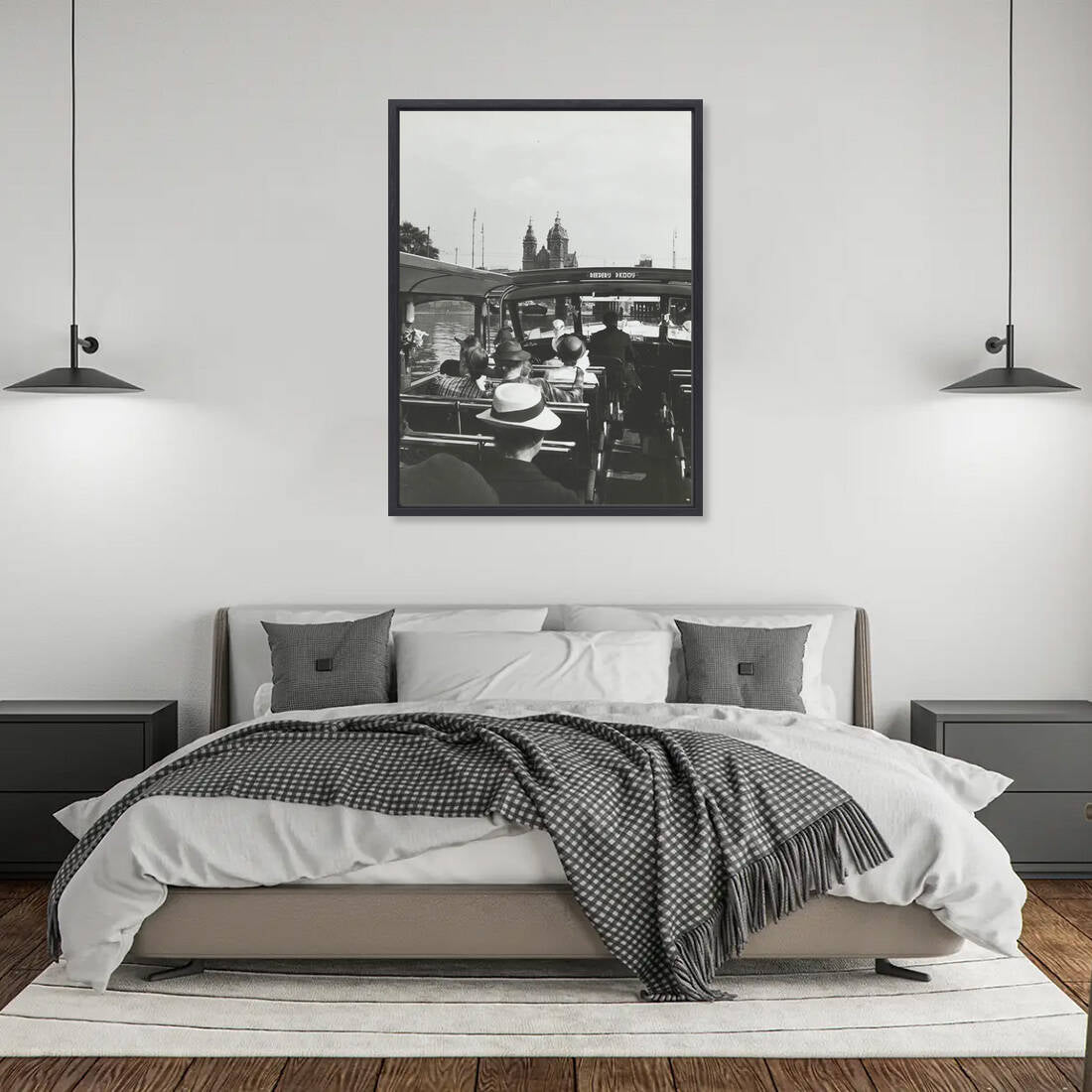 Zwart-witfoto uit omstreeks 1939 van een rondvaartboot door de Amsterdamse grachten. – canvas zwarte baklijst in slaapkamer