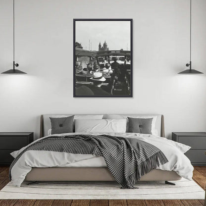 Zwart-witfoto uit omstreeks 1939 van een rondvaartboot door de Amsterdamse grachten. – canvas zwarte baklijst in slaapkamer