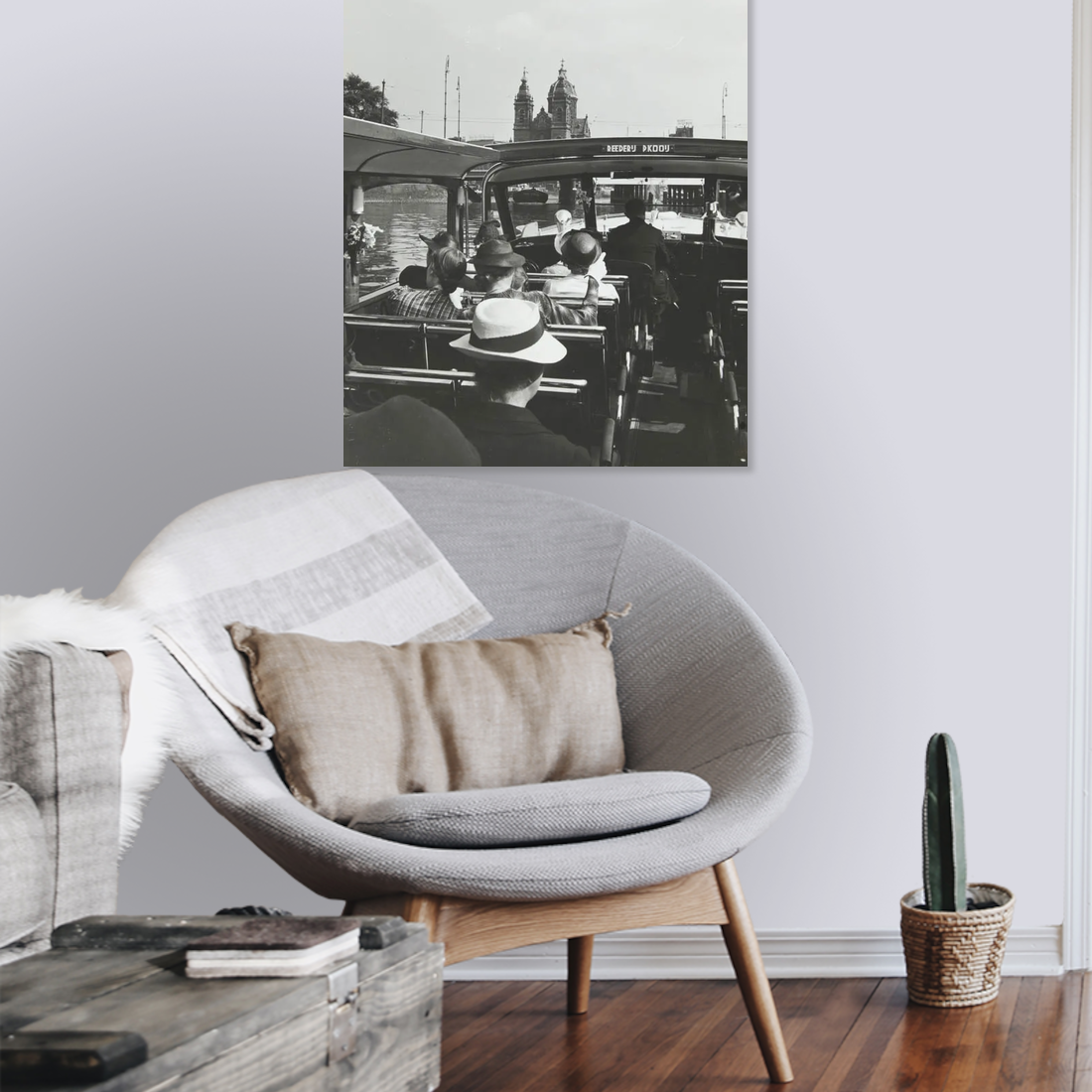 Zwart-witfoto uit omstreeks 1939 van een rondvaartboot door de Amsterdamse grachten. – canvas zonder lijst in leeshoek