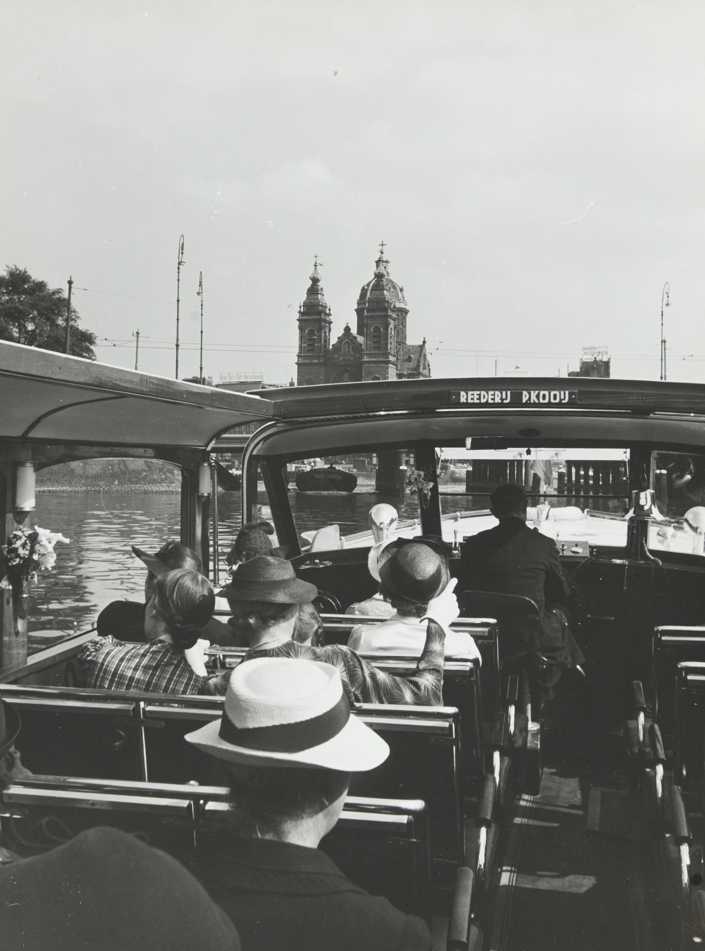 Zwart-witfoto uit omstreeks 1939 van een rondvaartboot door de Amsterdamse grachten.