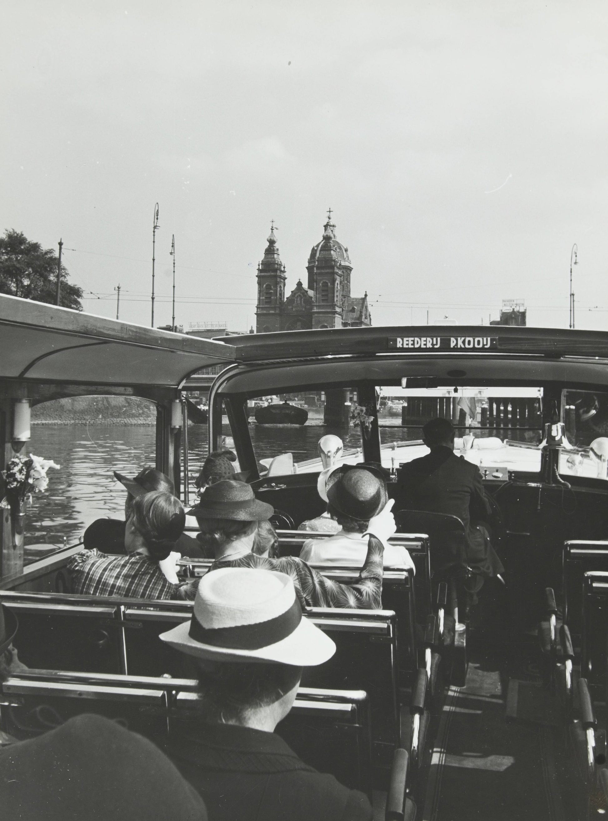 Zwart-witfoto uit omstreeks 1939 van een rondvaartboot door de Amsterdamse grachten.