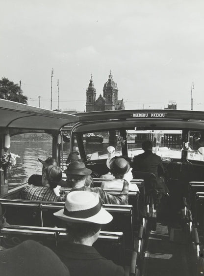 Zwart-witfoto uit omstreeks 1939 van een rondvaartboot door de Amsterdamse grachten.