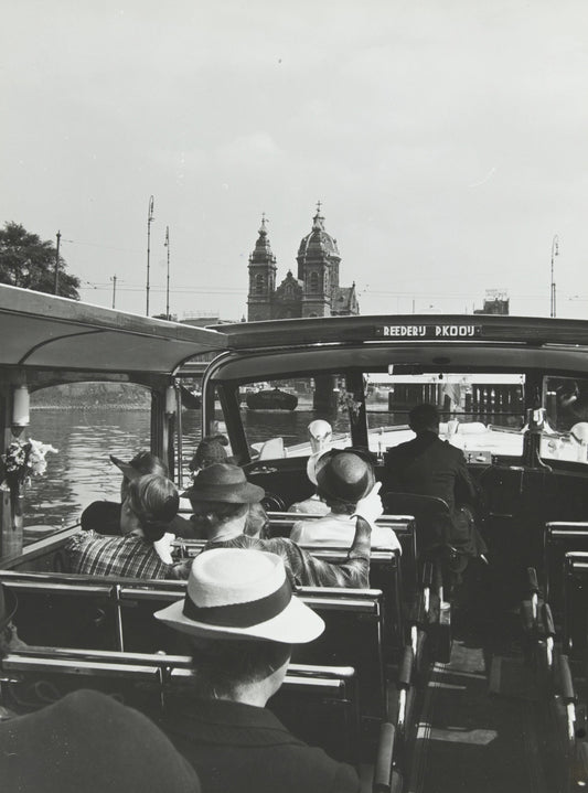 Zwart-witfoto uit omstreeks 1939 van een rondvaartboot door de Amsterdamse grachten.
