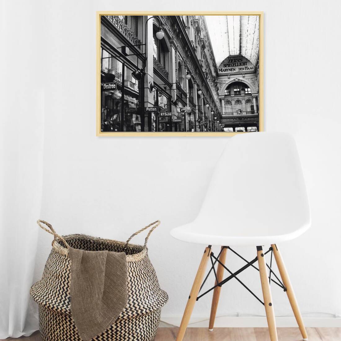 Zwart-witfoto uit 1927 van De Passage in Den Haag met de nieuwe verlichting. – canvas naturel baklijst in keuken