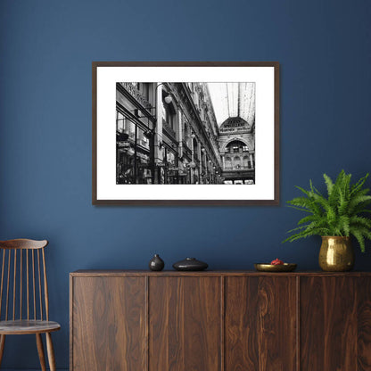Zwart-witfoto uit 1927 van De Passage in Den Haag met de nieuwe verlichting. – donkerbruine wissellijst in woonkamer