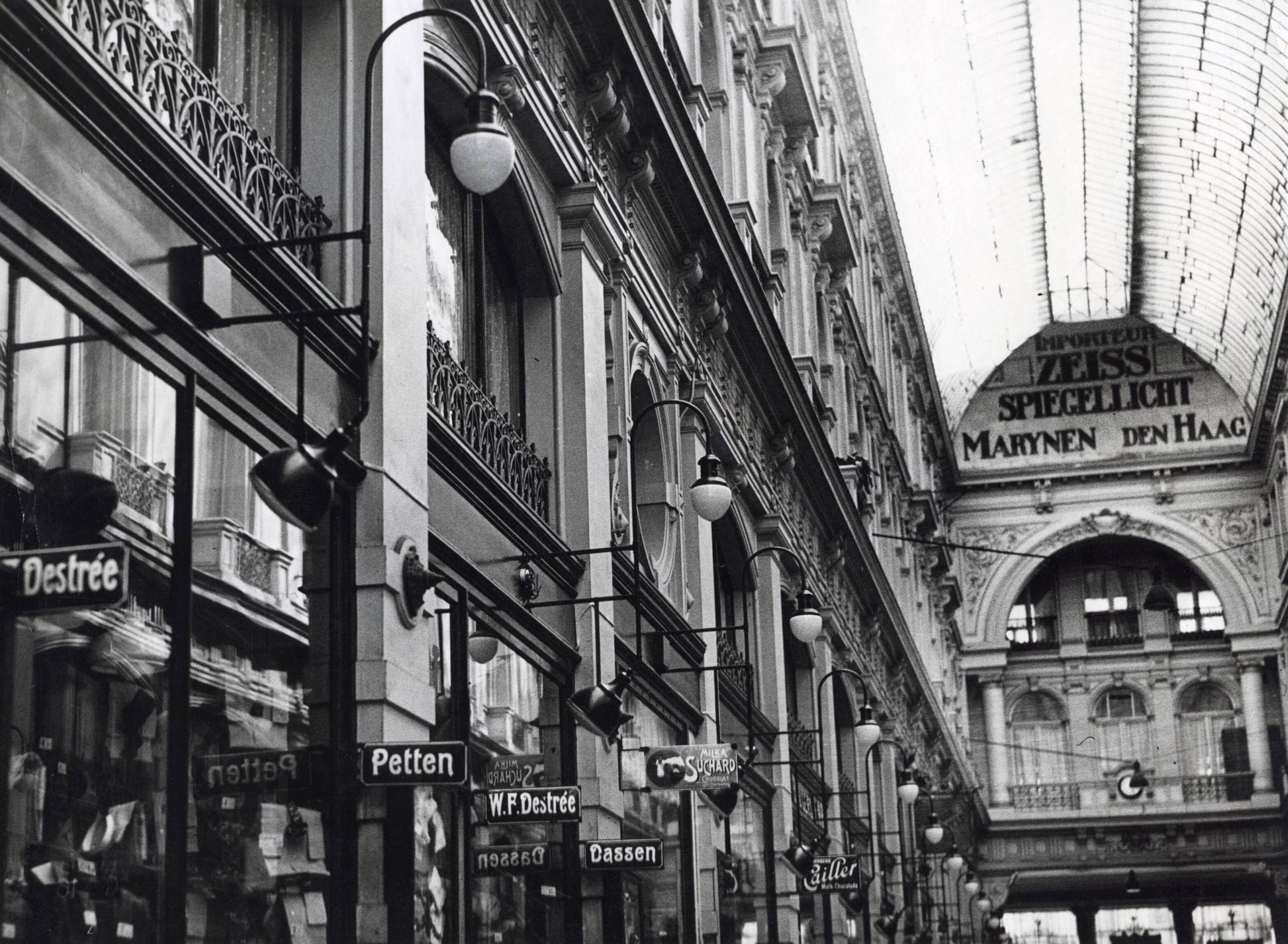 Zwart-witfoto uit 1927 van De Passage in Den Haag met de nieuwe verlichting.