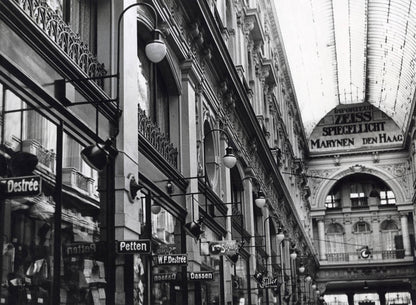 Zwart-witfoto uit 1927 van De Passage in Den Haag met de nieuwe verlichting.