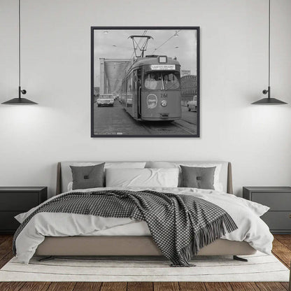 Historische foto van de laatste tramrit over de Maasbruggen rond 1968 – canvas zwarte baklijst in slaapkamer