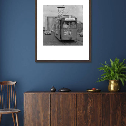 Historische foto van de laatste tramrit over de Maasbruggen rond 1968 – donkerbruine wissellijst in woonkamer