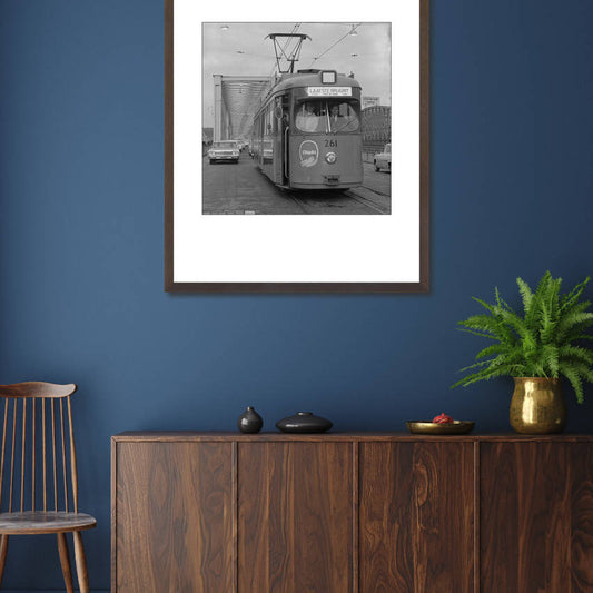 Historische foto van de laatste tramrit over de Maasbruggen rond 1968 – donkerbruine wissellijst in woonkamer