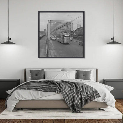 Historische foto veraf van de laatste tramrit over de Maasbruggen rond 1968 – canvas zwarte baklijst in slaapkamer
