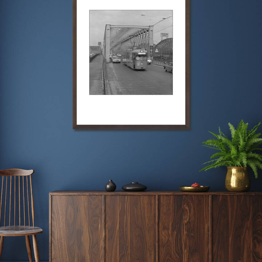 Historische foto veraf van de laatste tramrit over de Maasbruggen rond 1968 – donkerbruine wissellijst in woonkamer