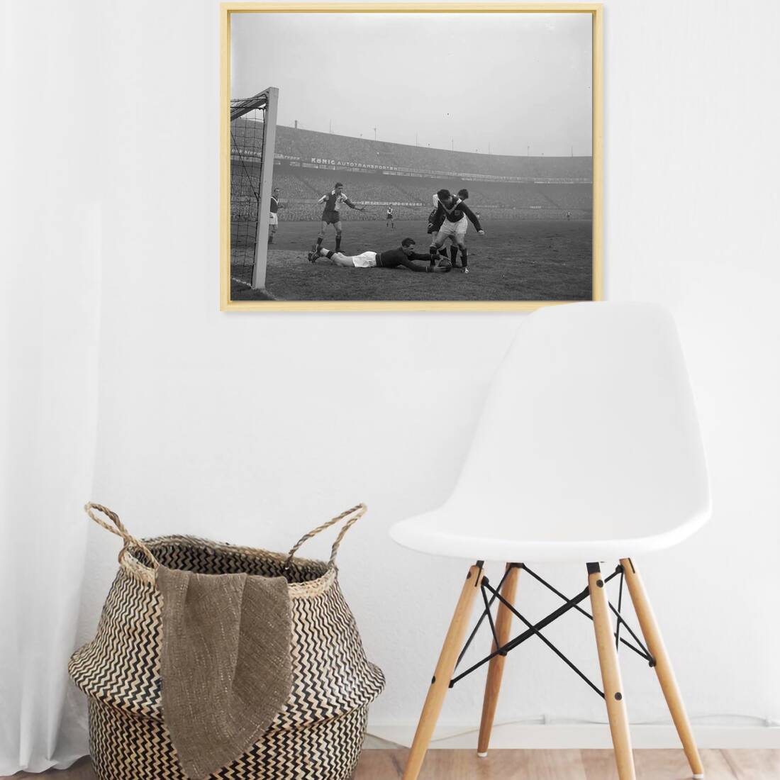 Historische foto van een keeperbal in De Kuip rond 1960 – canvas naturel baklijst in keuken