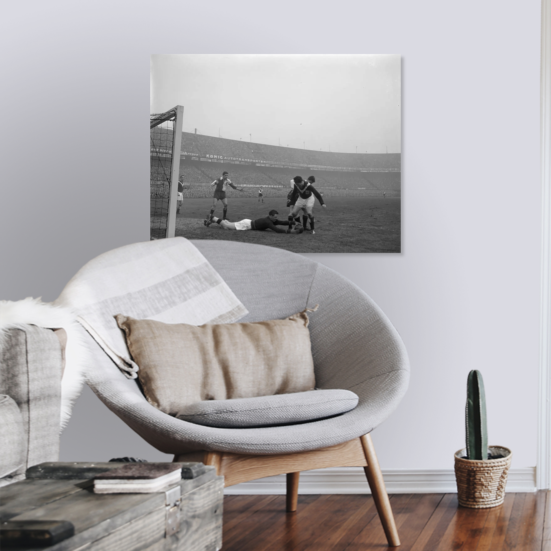 Historische foto van een keeperbal in De Kuip rond 1960 – canvas zonder lijst in leeshoek