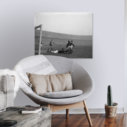 Historische foto van een keeperbal in De Kuip rond 1960 – canvas zonder lijst in leeshoek