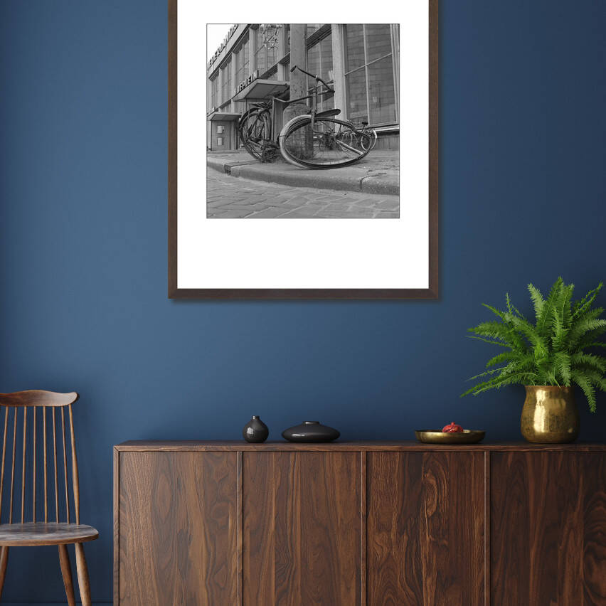 Historische foto van de fiets voor station Hofplein rond 1965 – donkerbruine wissellijst in woonkamer