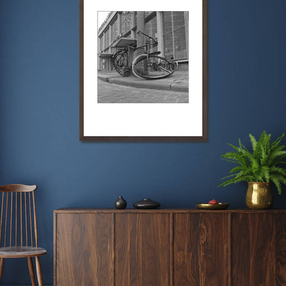 Historische foto van de fiets voor station Hofplein rond 1965 – donkerbruine wissellijst in woonkamer