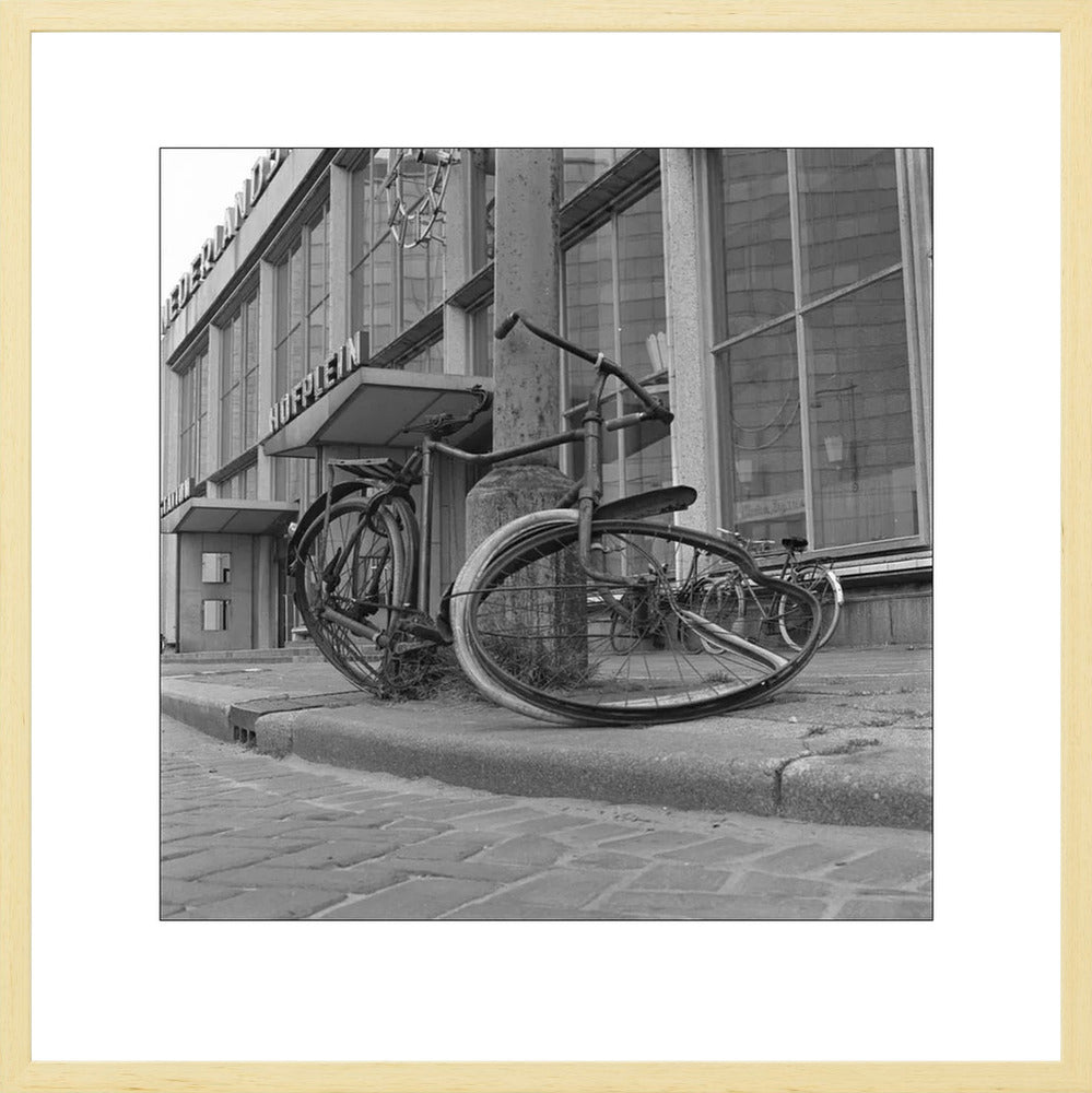 Fiets voor Station Hofplein - 1965