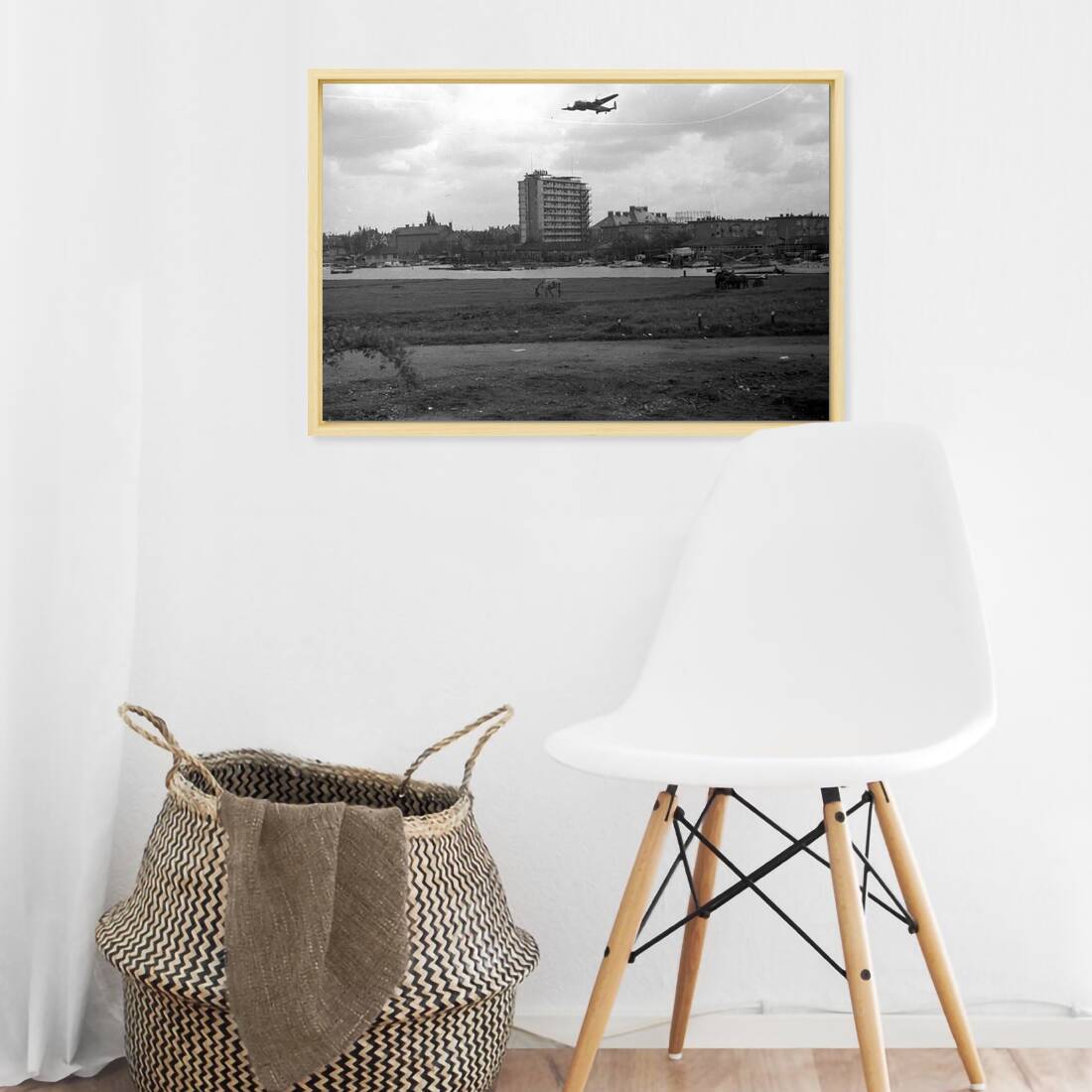 Historische foto van voedselpakketten boven de Kralingse Plas in 1945 – canvas naturel baklijst in keuken