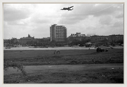 Voedselpakketen boven de Kralingse Plas - 1945