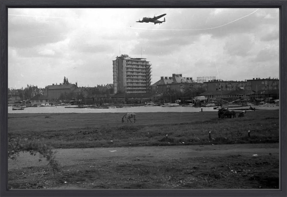 Voedselpakketen boven de Kralingse Plas - 1945