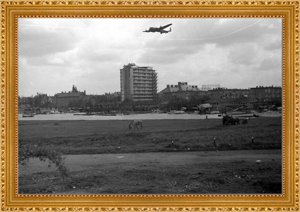 Voedselpakketen boven de Kralingse Plas - 1945