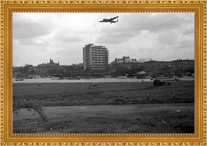 Voedselpakketen boven de Kralingse Plas - 1945