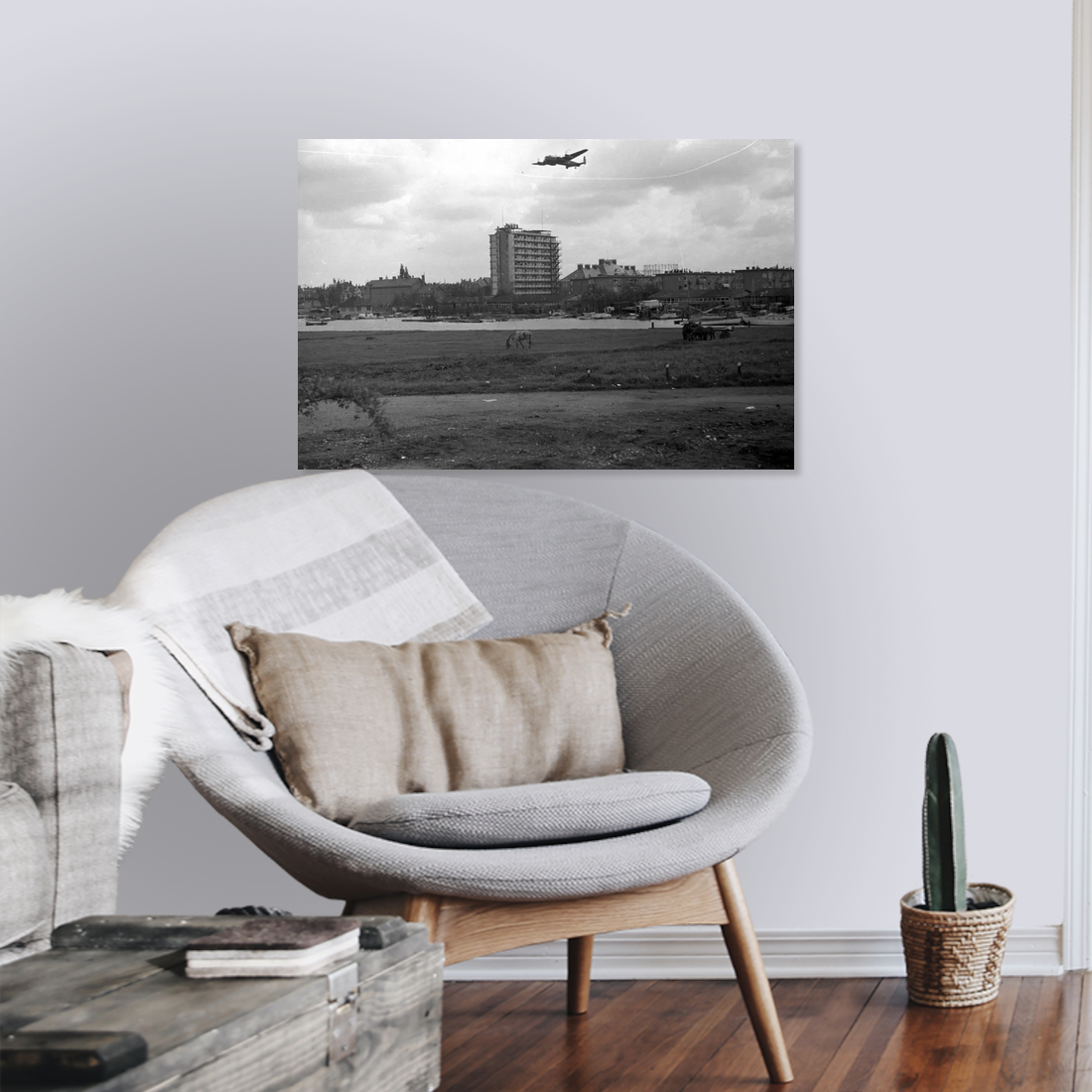 Historische foto van voedselpakketten boven de Kralingse Plas in 1945 – canvas zonder lijst in leeshoek