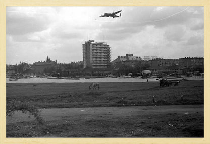 Voedselpakketen boven de Kralingse Plas - 1945