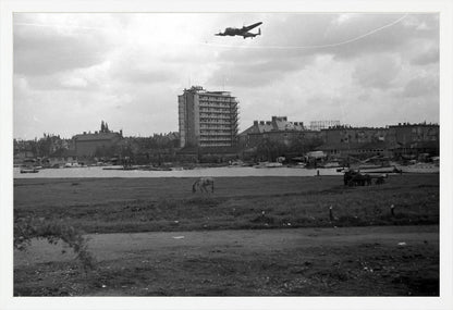 Voedselpakketen boven de Kralingse Plas - 1945