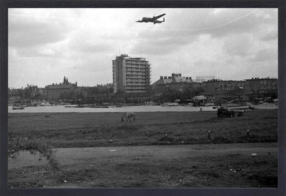 Voedselpakketen boven de Kralingse Plas - 1945
