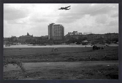 Voedselpakketen boven de Kralingse Plas - 1945