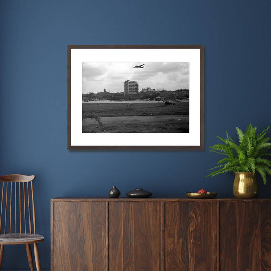 Historische foto van voedselpakketten boven de Kralingse Plas in 1945 – donkerbruine wissellijst in woonkamer