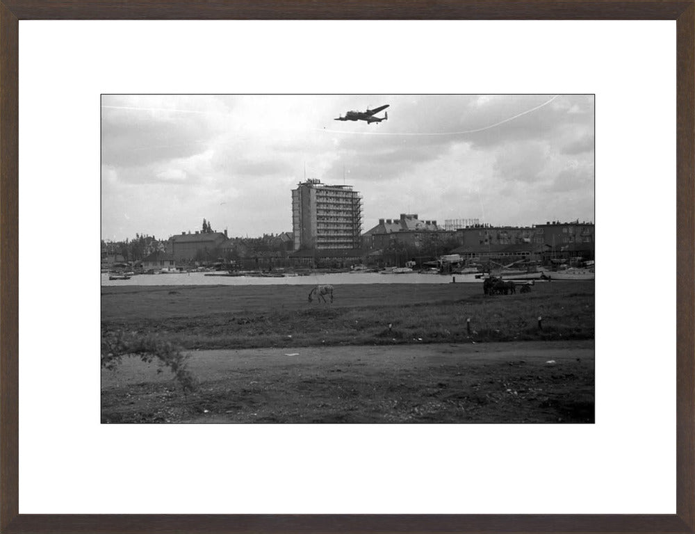 Voedselpakketen boven de Kralingse Plas - 1945