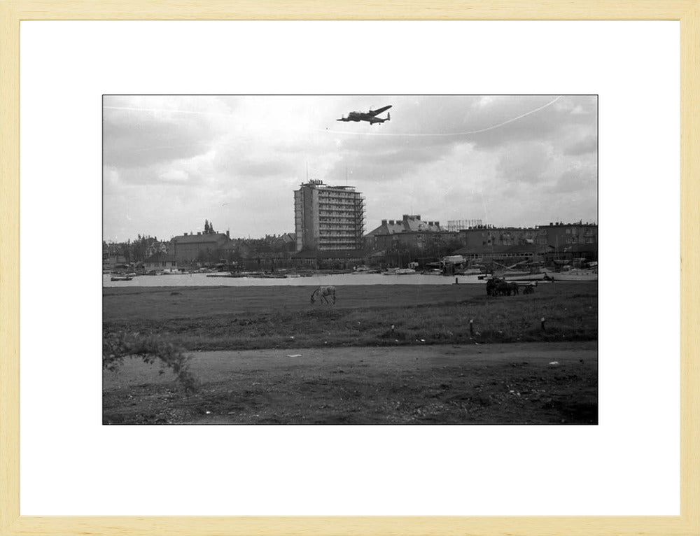 Voedselpakketen boven de Kralingse Plas - 1945