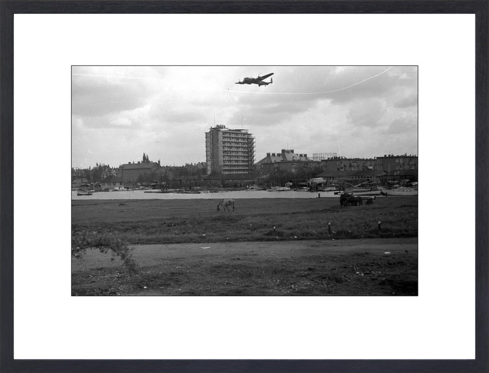Voedselpakketen boven de Kralingse Plas - 1945