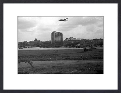 Voedselpakketen boven de Kralingse Plas - 1945