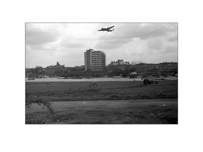 Voedselpakketen boven de Kralingse Plas - 1945