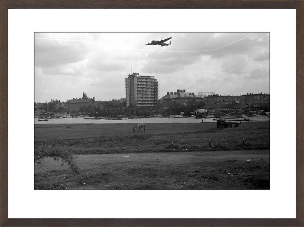 Voedselpakketen boven de Kralingse Plas - 1945