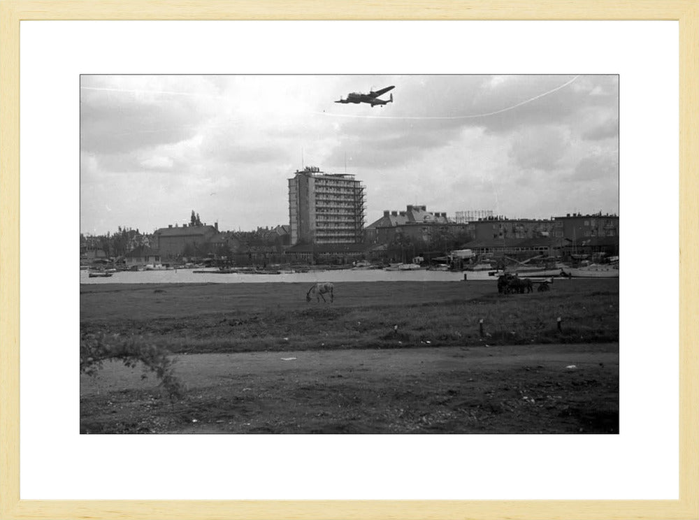 Voedselpakketen boven de Kralingse Plas - 1945
