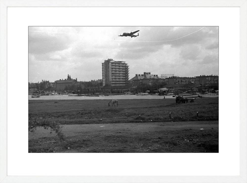 Voedselpakketen boven de Kralingse Plas - 1945