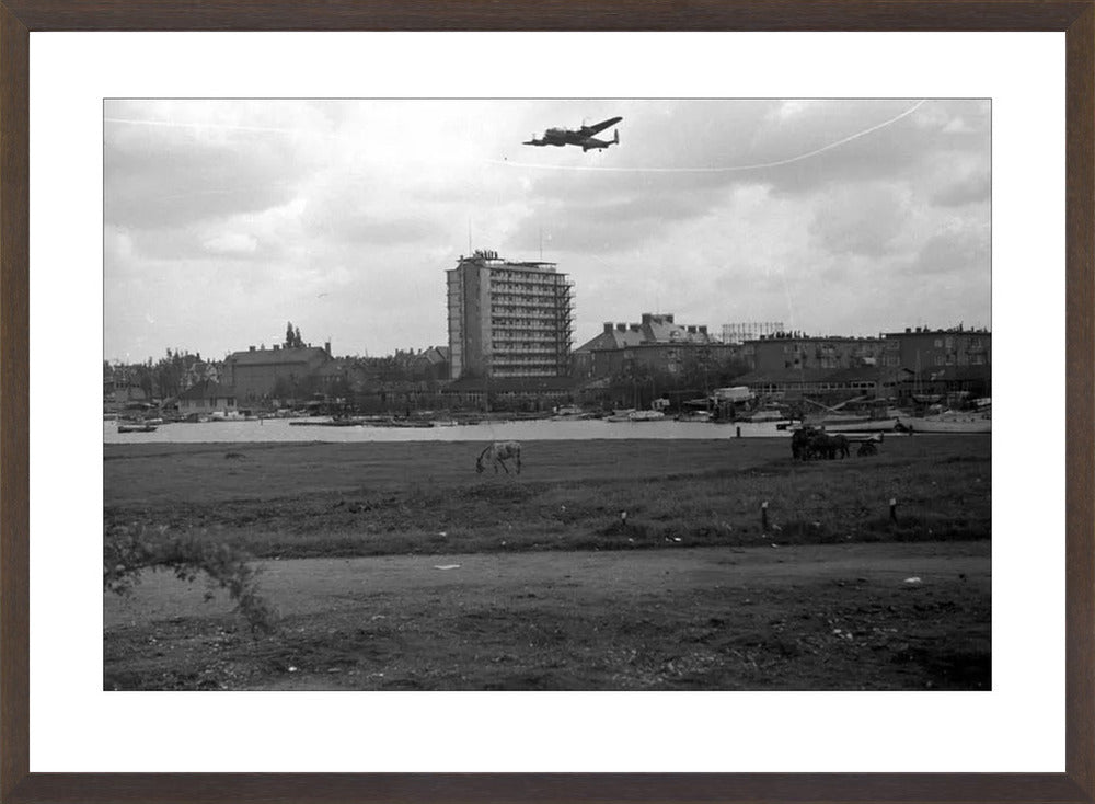 Voedselpakketen boven de Kralingse Plas - 1945