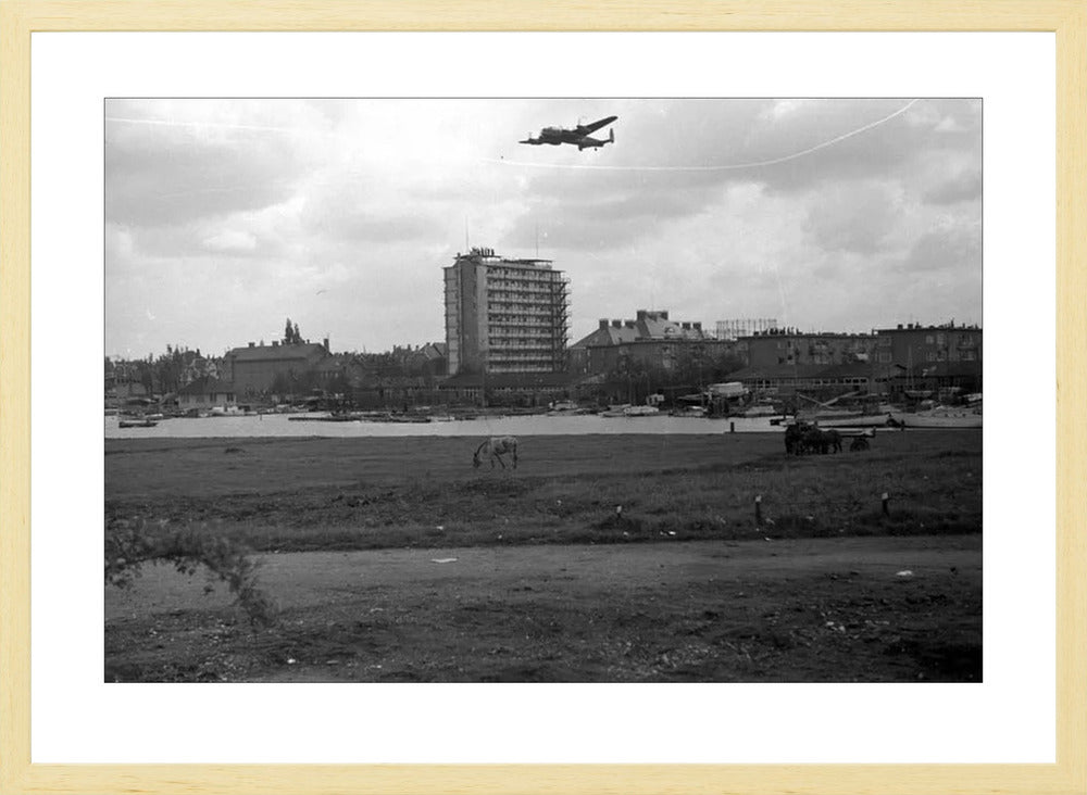Voedselpakketen boven de Kralingse Plas - 1945