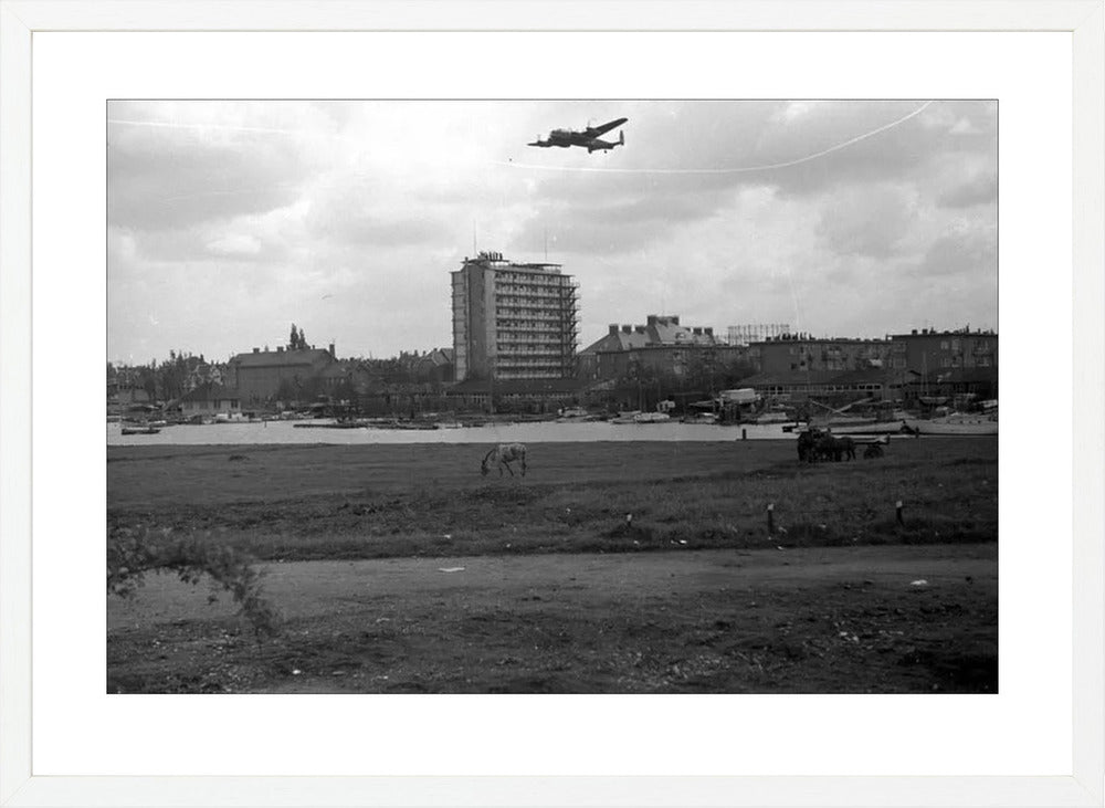 Voedselpakketen boven de Kralingse Plas - 1945