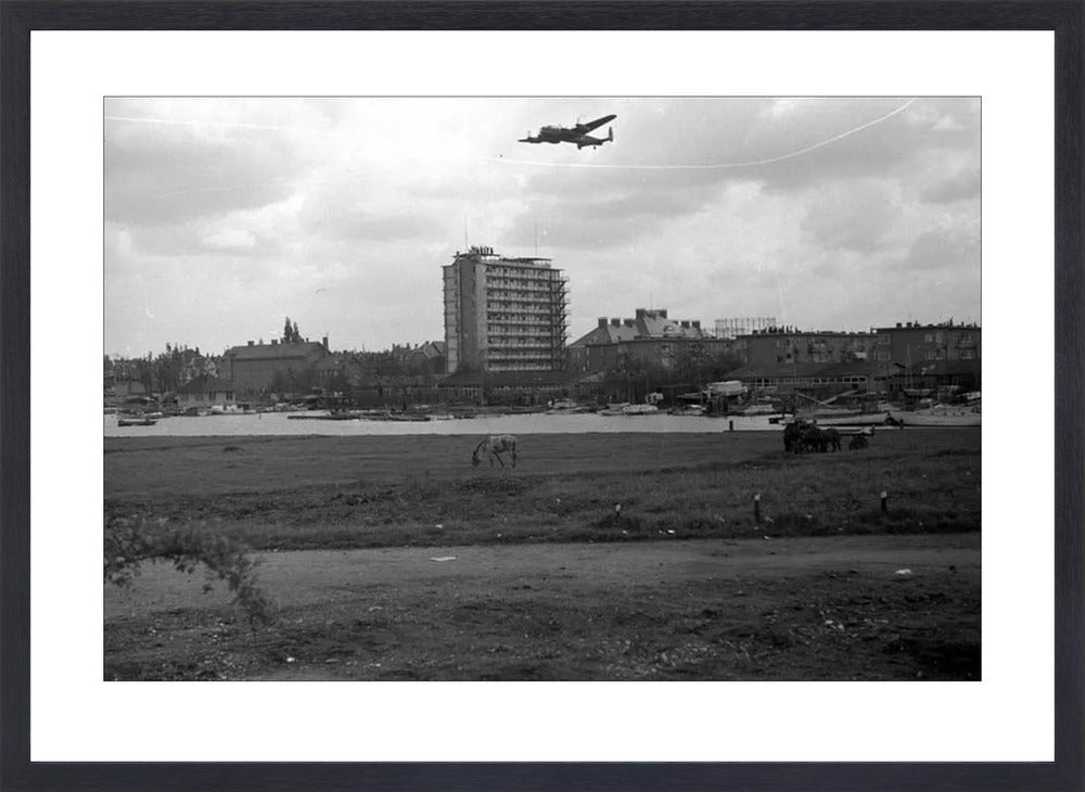 Voedselpakketen boven de Kralingse Plas - 1945